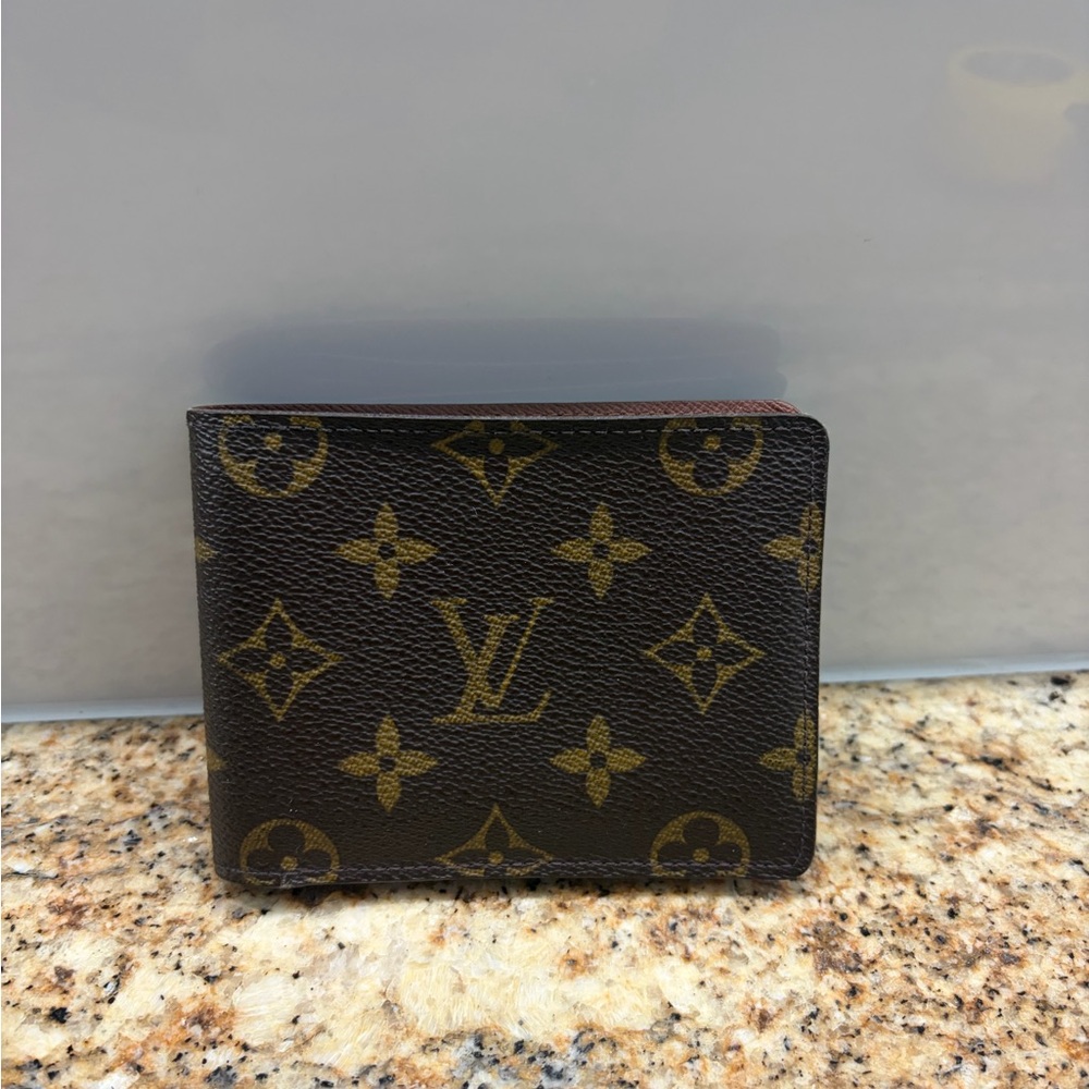Classic Louis Vuitton monogram men’s bi fold wallet-authentic